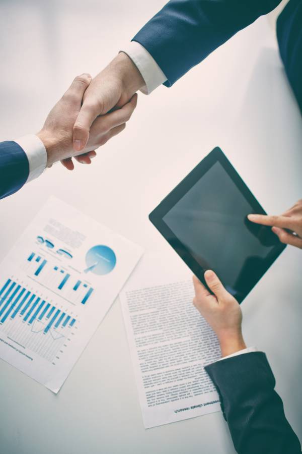 businessman-shaking-hands-with-client